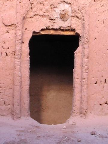 image Puerta de acceso a una torre de adobe