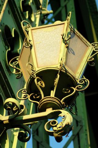 image Farola de hierro del Puente de la Libertad, Budapest, Hungría