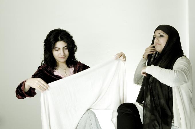 image Dos mujeres inmigrantes de Libia y Arabia Saudí se ponen el velo islámico