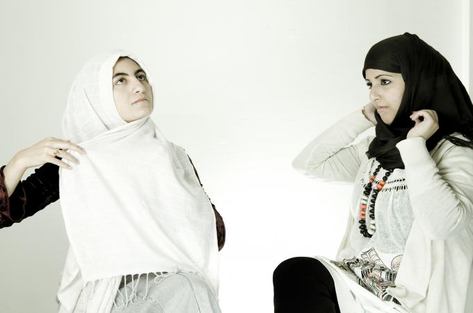 image Dos mujeres inmigrantes de Libia y Arabia Saudí se ponen el velo islámico