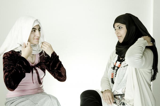 image Dos mujeres inmigrantes de Libia y Arabia Saudí se ponen el velo islámico