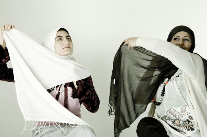 image Dos mujeres inmigrantes de Libia y Arabia Saudí se ponen el velo islámico