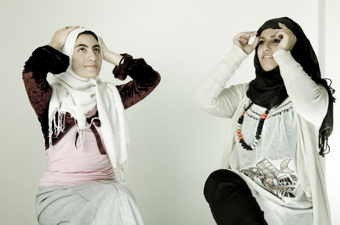 image Dos mujeres inmigrantes de Libia y Arabia Saudí se ponen el velo islámico