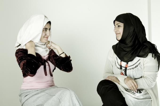 image Dos mujeres inmigrantes de Libia y Arabia Saudí se ponen el velo islámico