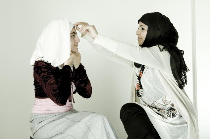 image Dos mujeres inmigrantes de Libia y Arabia Saudí se ponen el velo islámico