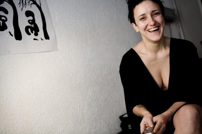 image Inmigrante brasileña residente en Barcelona riendo