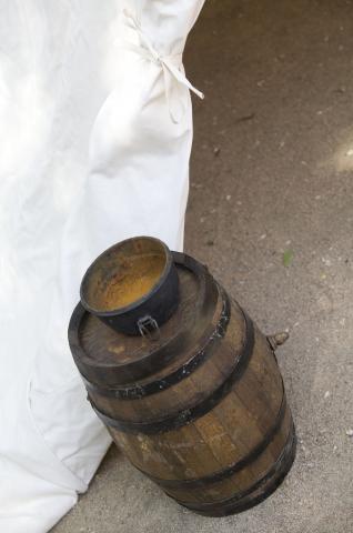 image Recreación de la Guerra de la Independencia en Segovia: Barril en el campamento de tropas españolas