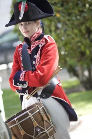 image Recreación de la Guerra de la Independencia en Segovia: Soldado con tambor de las tropas del regimiento de Valencia