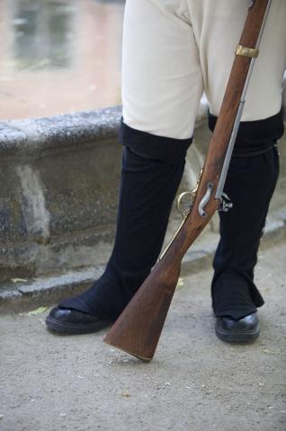 image Recreación de la Guerra de la Independencia en Segovia: Botas de los soldados del campamento de tropas españolas