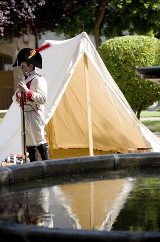 image Recreación de la Guerra de la Independencia en Segovia: Soldado guardando una tienda de campaña del campamento de tropas españolas