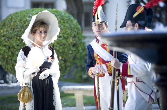 image Recreación de la Guerra de la Independencia en Segovia: Mujer vestida con indumentaria de la nobleza de la época napoleónica