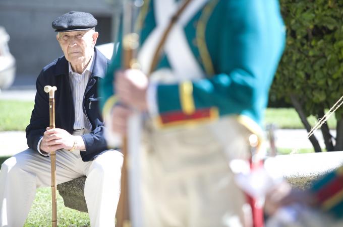 image Recreación de la Guerra de la Independencia en Segovia: Anciano observando una demostración de disparos de armas de las tropas españolas