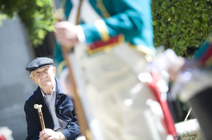 image Recreación de la Guerra de la Independencia en Segovia: Anciano observando una demostración de disparos de armas de las tropas españolas