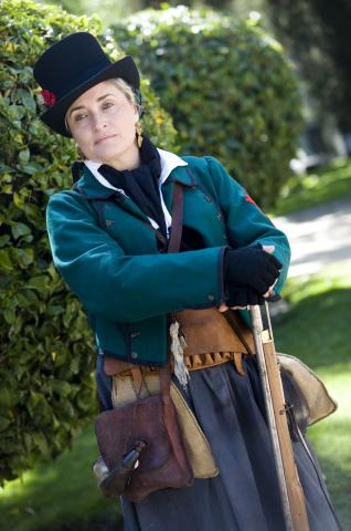 image Recreación de la Guerra de la Independencia en Segovia: Mujer civil de Galicia organizada militarmente para defender la ciudad de las tropas napoleónicas
