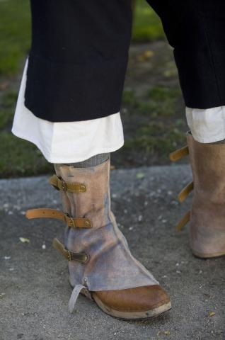 image Recreación de la Guerra de la Independencia en Segovia: Botas de los civiles de Galicia que defendieron la ciudad de las tropas napoleónicas