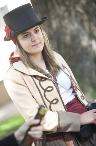 image Recreación de la Guerra de la Independencia en Segovia: Mujer civil guerrillera que participó en la Batalla de Bailén