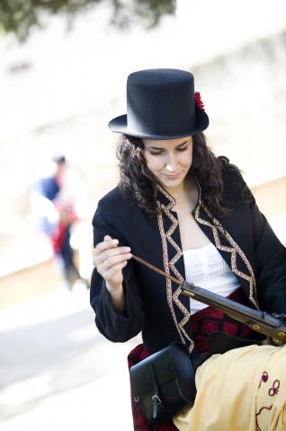 image Recreación de la Guerra de la Independencia en Segovia: Mujer civil guerrillera que participó en la Batalla de Bailén
