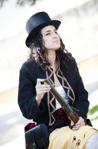 image Recreación de la Guerra de la Independencia en Segovia: Mujer civil guerrillera que participó en la Batalla de Bailén