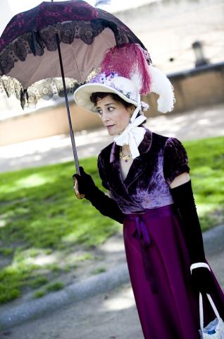 image Recreación de la Guerra de la Independencia en Segovia: Mujer vestida con traje de la nobleza de la época napoleónica