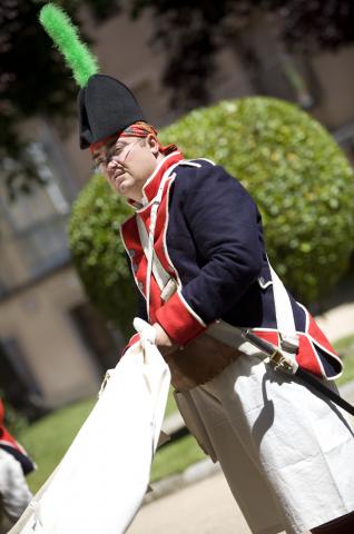 image Recreación de la Guerra de la Independencia en Segovia: Demostración del montaje de una tienda en el campamento de tropas españolas