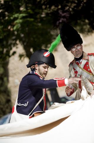 image Recreación de la Guerra de la Independencia en Segovia: Demostración del montaje de una tienda en el campamento de tropas españolas
