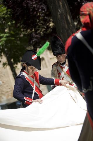 image Recreación de la Guerra de la Independencia en Segovia: Demostración del montaje de una tienda en el campamento de tropas españolas