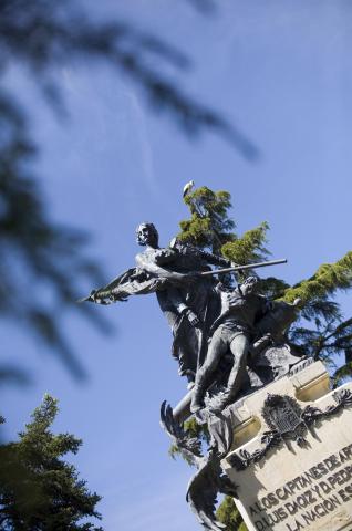 image Recreación de la Guerra de la Independencia en Segovia: Detalle del monumento a Daoiz y Velarde en el Alcázar de la ciudad