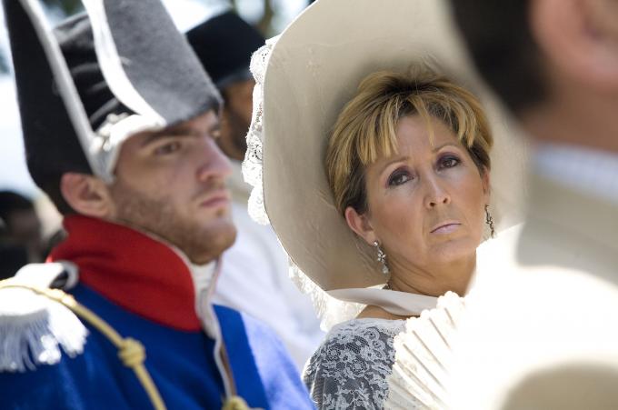 image Recreación de la Guerra de la Independencia en Segovia: Detalle de mujer vestida de noble junto a un militar
