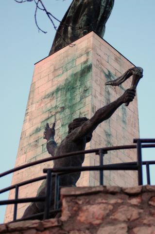 image Detalle de la base del Monumento a la Liberación, Colina Gellért, Budapest, Hungría