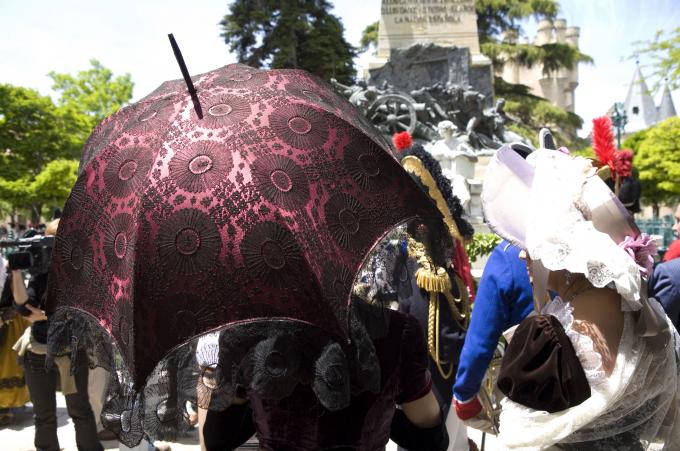 image Recreación de la Guerra de la Independencia en Segovia: Sombrilla de mujer de la nobleza española en la época napoleónica