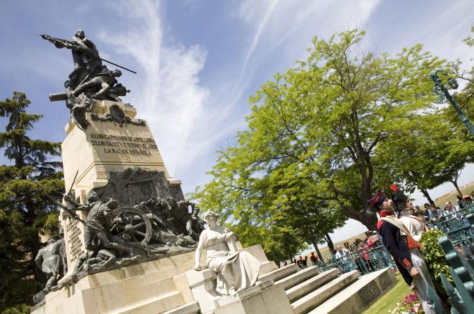 image Recreación de la Guerra de la Independencia en Segovia: Homenaje a los caídos en batalla delante del monumento a Daoiz y Velarde