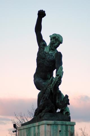 image Escultura de un soldado soviético al lado de la Estatua de la Libertad, Monte Gellet, , Budapest, Hungría