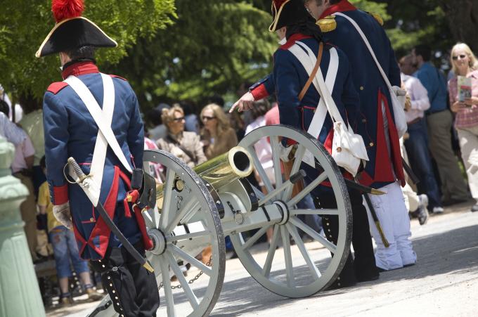 image Recreación de la Guerra de la Independencia en Segovia: Demostración de disparos con un cañón de la época napoleónica