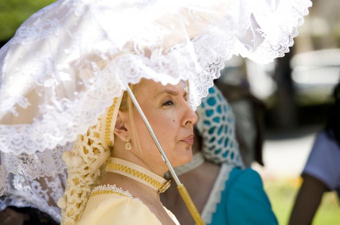 image Recreación de la Guerra de la Independencia en Segovia: Detalle de sombrilla de una mujer de la nobleza de la época napoleónica