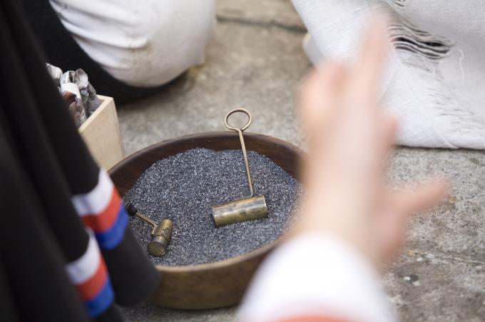 image Recreación de la Guerra de la Independencia en Segovia: Tropas napoleónicas preparando munición para el combate