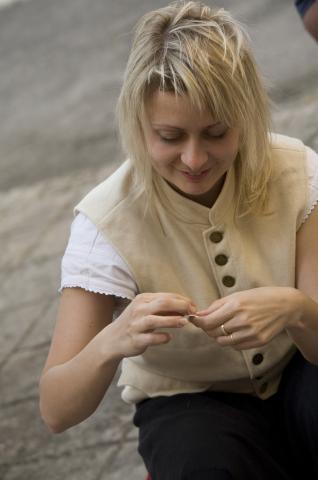 image Recreación de la Guerra de la Independencia en Segovia: Mujer de las tropas napoleónicas preparando munición para el combate
