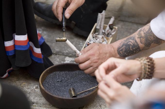 image Recreación de la Guerra de la Independencia en Segovia: Tropas napoleónicas preparando munición para el combate
