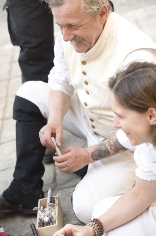 image Recreación de la Guerra de la Independencia en Segovia: Tropas napoleónicas preparando munición para el combate