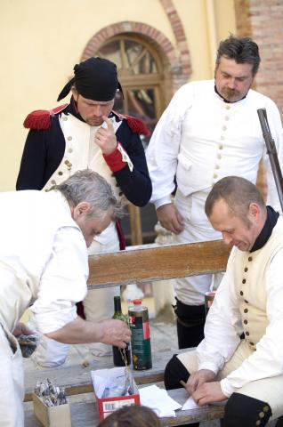 image Recreación de la Guerra de la Independencia en Segovia: Tropas napoleónicas preparando munición para el combate