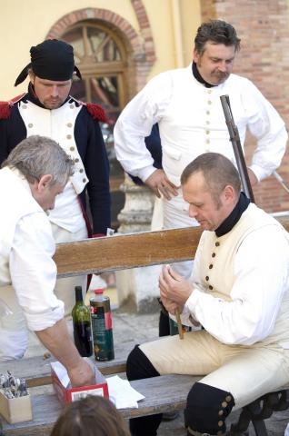 image Recreación de la Guerra de la Independencia en Segovia: Tropas napoleónicas preparando munición para el combate