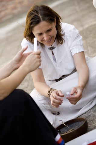 image Recreación de la Guerra de la Independencia en Segovia: Mujeres de las tropas napoleónicas preparando munición para el combate