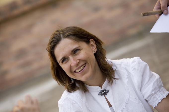 image Recreación de la Guerra de la Independencia en Segovia: Retrato de una mujer de las tropas napoleónicas preparando munición para el combate