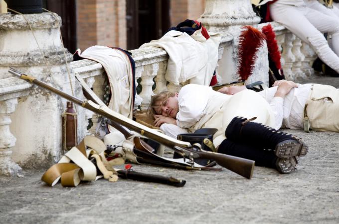 image Recreación de la Guerra de la Independencia en Segovia: Tropas napoleónicas durmiendo la siesta y descansando