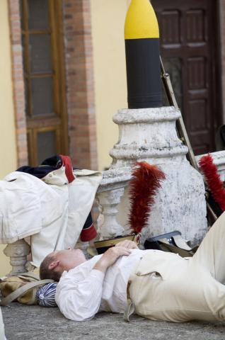 image Recreación de la Guerra de la Independencia en Segovia: Tropas napoleónicas durmiendo la siesta y descansando