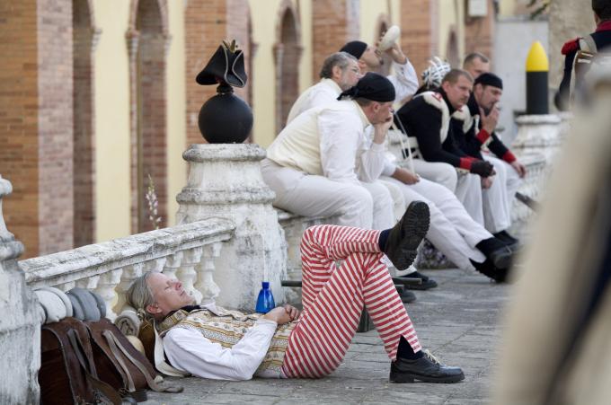 image Recreación de la Guerra de la Independencia en Segovia: Tropas napoleónicas durmiendo la siesta y descansando
