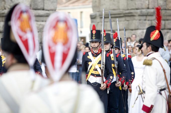 image Recreación de la Guerra de la Independencia en Segovia: Desfile de tropas españolas junto al Acueducto de Segovia