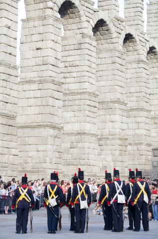 image Recreación de la Guerra de la Independencia en Segovia: Desfile de tropas junto al Acueducto de Segovia