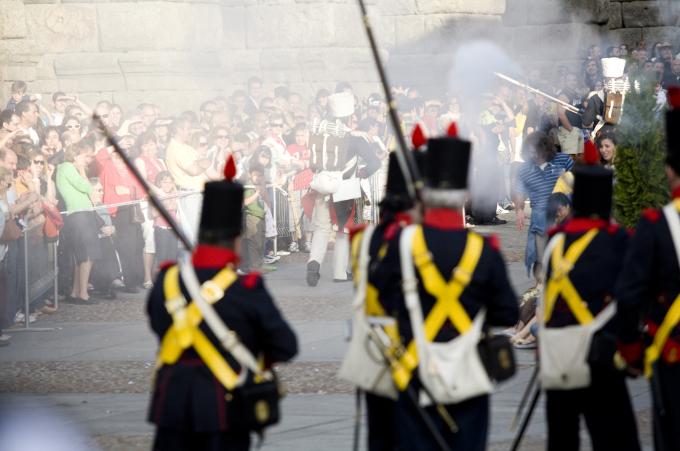 image Recreación de la Guerra de la Independencia en Segovia: Demostración de enfrentamiento de tropas españolas, napoleónicas y civiles ante turistas junto al Acueducto de Segovia