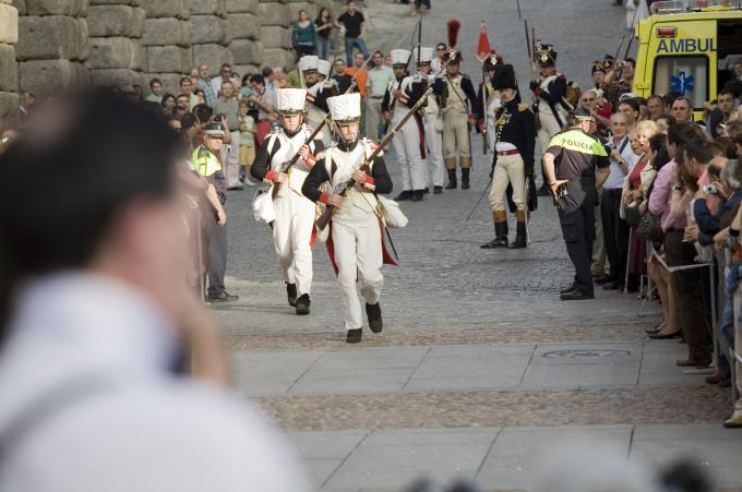 image Recreación de la Guerra de la Independencia en Segovia: Control policial de los turistas en el desfile de las tropas napoleónicas junto al Acueducto de Segovia