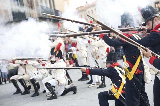 image Recreación de la Guerra de la Independencia en Segovia: Demostración de disparos junto al Acueducto de Segovia